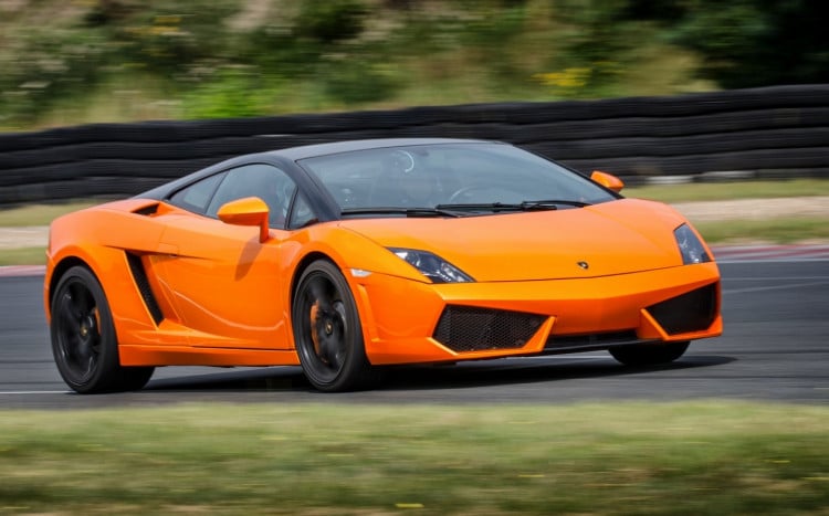 Dynamiczne Lamborghini podczas jazdy na torze