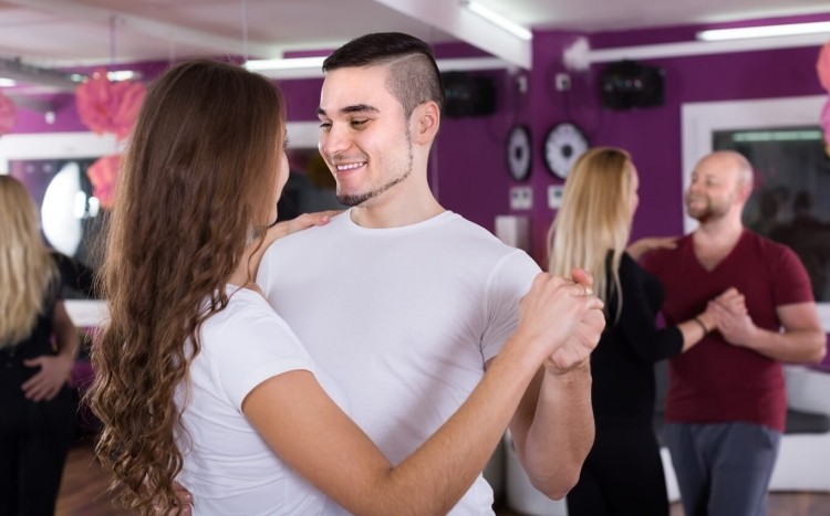 chłopak i dziewczyna na zajęciach z tańca towarzyskiego
