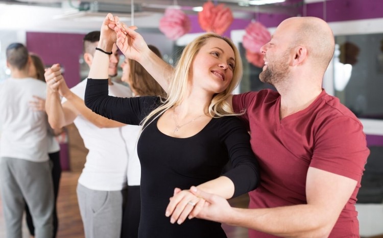 kobieta i mężczyzna trenują taniec towarzyski