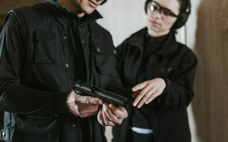 Instruktor prezentuje kobiecie broń