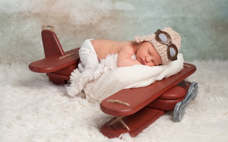noworodek śpiący na samolocie