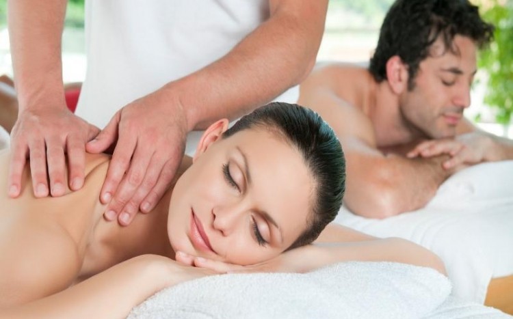 zrelaksowana para podczas masażu
