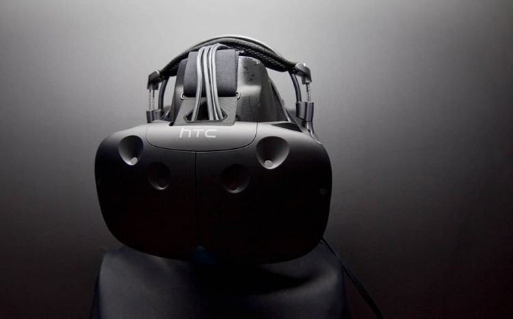Gogle do wirtualnej rzeczywistości na manekinie, wraz ze słuchawkami 
