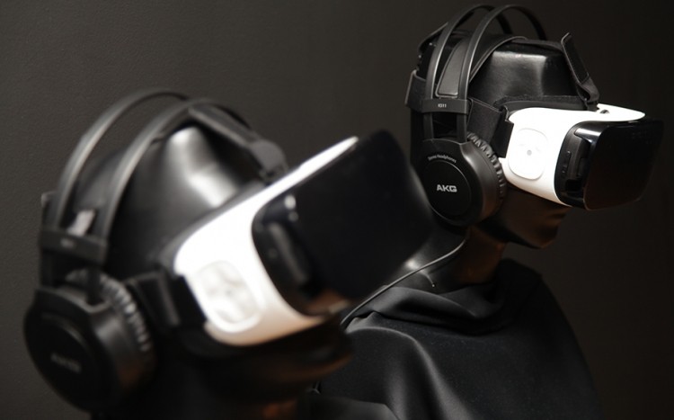 Dwa manekiny z goglami VR oraz słuchawkami