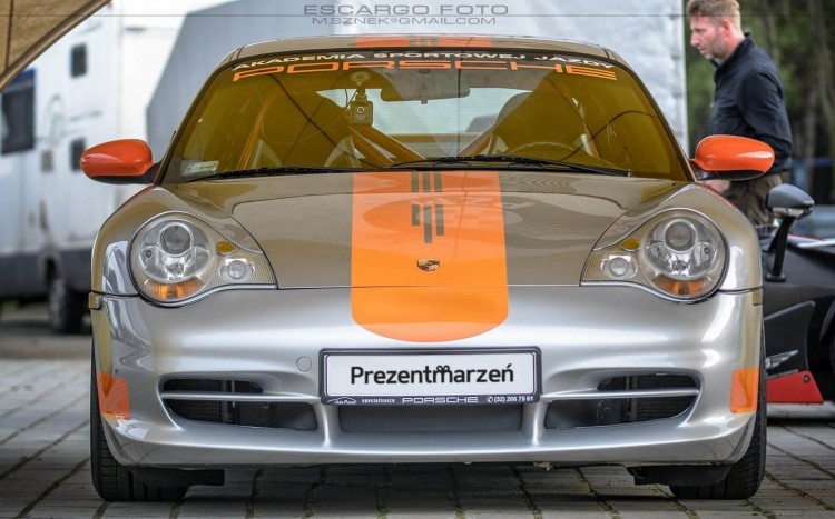 Srebrne Porsche z tablicą prezent marzeń