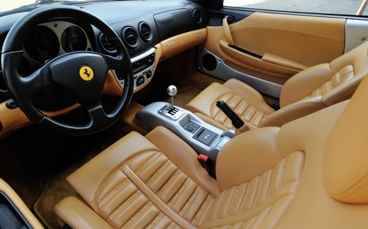 Wnętrze Ferrari, wyposażenie, skórzana tapicerka