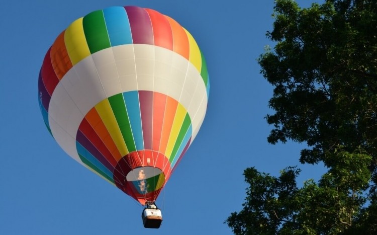 kolorowy balon na tle nieba
