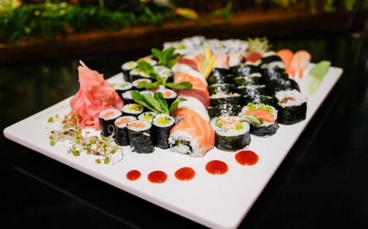 Wiele rodzajów sushi
