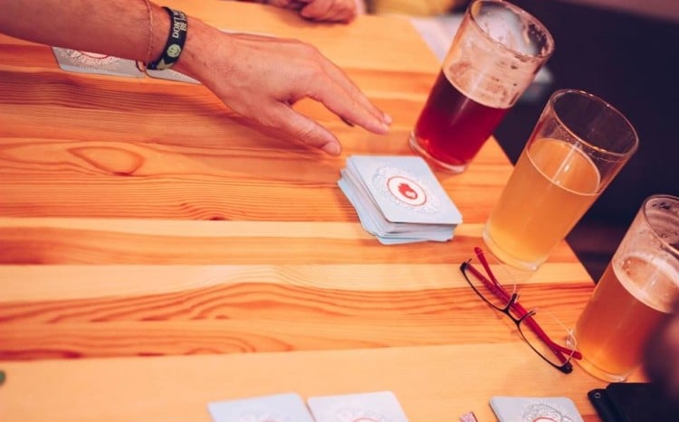 Piwo i karty na stole