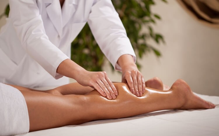 masażystka masuje nogi kobiety