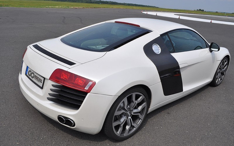 Ujęcie od tyłu na prawy profil Audi R8