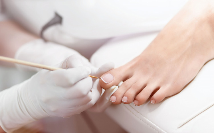 zabieg pedicure w salonie kosmetycznym i usuwanie skórek wokół paznokci u stóp