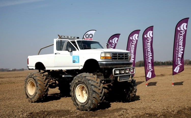 Monster truck na piaszczystym terenie